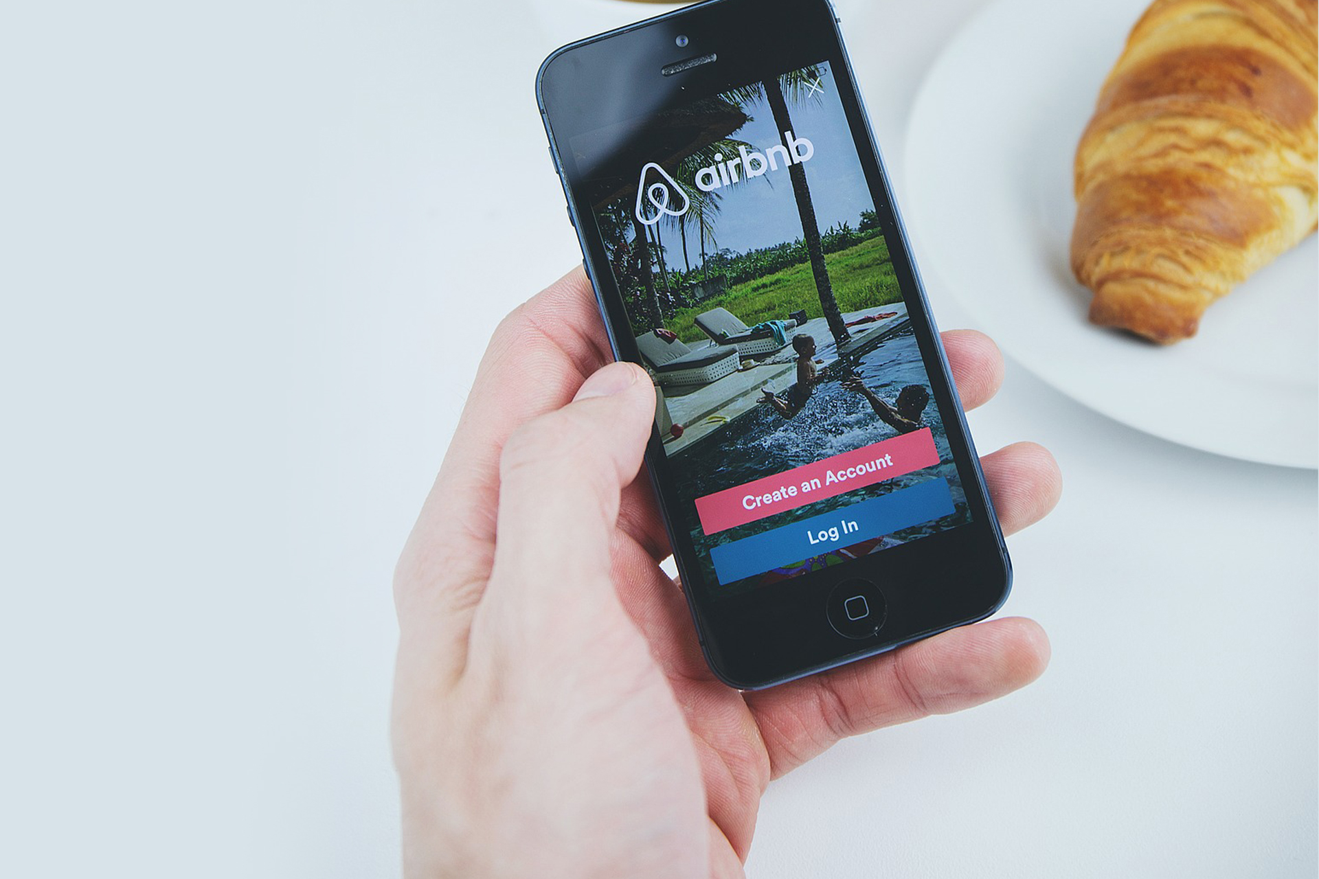 Что происходит с акциями Airbnb после сенсационного IPO